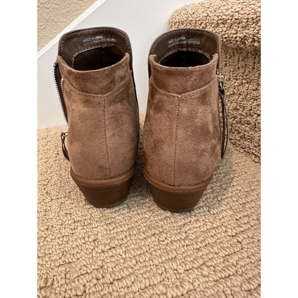 👢🥾 Beautiful F21 comfy, faux suede booties. GUC only wore twice. Great deal.🍂🌾 - Picture 4 of 8